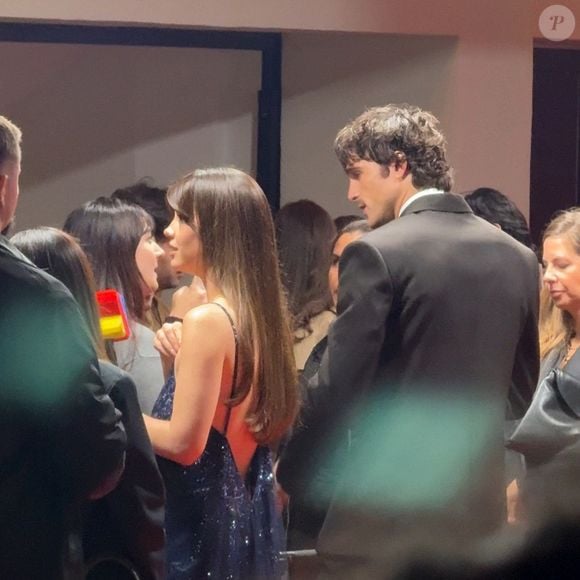 Jacob Elordi et Mia Goth ont été vus en train de s'embrasser chaleureusement alors qu'ils s'adressaient aux journalistes lors de la première de « Frankenstein » à Paris, le 10 octobre 2025 ©Backgrid USA / Bestimage