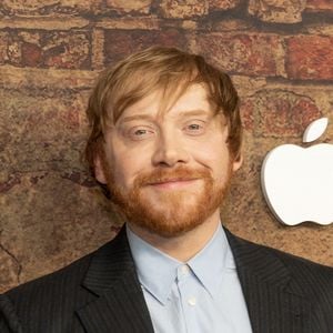 "C'est incroyable de voir à quel point cela prend le dessus sur tout. C'est la seule chose qui m'importe vraiment, alors c'est génial (...) La paternité a définitivement changé ma vie"

Rupert Grint à la première de la série Apple TV+ "Servant" à New York, le 9 janvier 2023. @bestimage