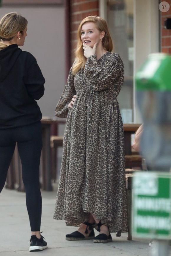 Kimberly, la femme enceinte de James Van Der Beek, déjeune avec des amis chez "Aharon Coffee & Roasting Co." à Los Angeles, le 24 octobre 2019.  
© Backgrid USA/ Bestimage