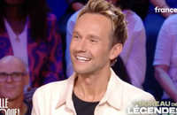 Invité sur le plateau de l'émission "Quelle Époque !", Cyril Féraud est revenu sur son rôle de père et sur la manière dont l'arrivée de son fils Tim a transformé son quotidien.

Cyril Féraud dans l'émission "Quelle Époque" France 2