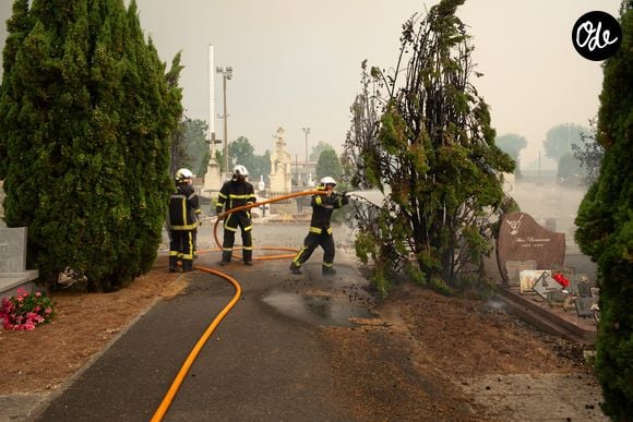 Feu de forêt en Gironde, les sapeurs pompiers sur tous les fronts - Incendie en Gironde : 220 000 personnes évacuées depuis mercredi, 42 000 hectares ravagés.Le 23 juillet 2026 MPP / Bestimage