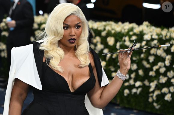 Elle explique suivre une routine stricte incluant entraînements réguliers, cardio quotidien, sauna et soins comme le massage lymphatique. 

Lizzo au Gala de bienfaisance du Costume Institute 2025 — également appelé The Met Gala — célébrant l’ouverture de l’exposition « Superfine : Tailoring Black Style », qui s’est tenu le 5 mai 2025 au Metropolitan Museum of Art à New York. STARMAX / BESTIMAGE