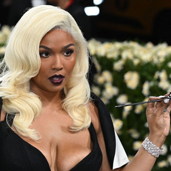 Elle explique suivre une routine stricte incluant entraînements réguliers, cardio quotidien, sauna et soins comme le massage lymphatique. 

Lizzo au Gala de bienfaisance du Costume Institute 2025 — également appelé The Met Gala — célébrant l’ouverture de l’exposition « Superfine : Tailoring Black Style », qui s’est tenu le 5 mai 2025 au Metropolitan Museum of Art à New York. STARMAX / BESTIMAGE