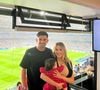 À leurs côtés on peut voir Sia, la première fille d’Enzo Zidane et sa femme, Karen

Enzo Zidane emmène sa fille Sia voir un match du Real Madrid pour la première fois.