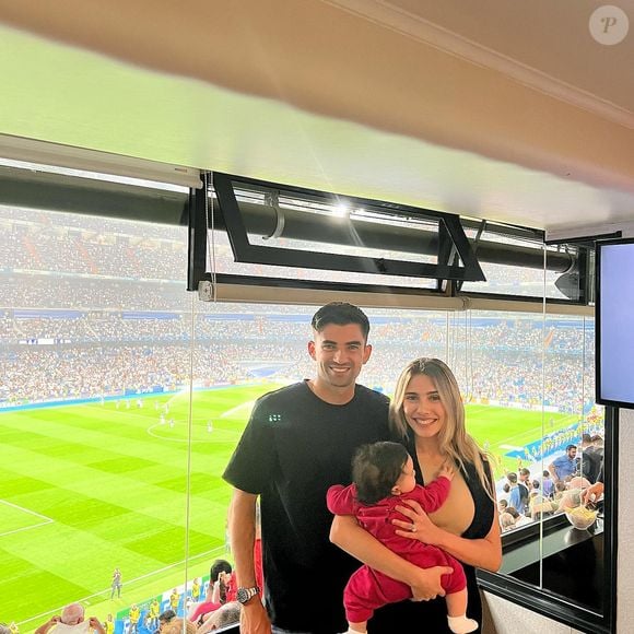 À leurs côtés on peut voir Sia, la première fille d’Enzo Zidane et sa femme, Karen

Enzo Zidane emmène sa fille Sia voir un match du Real Madrid pour la première fois.