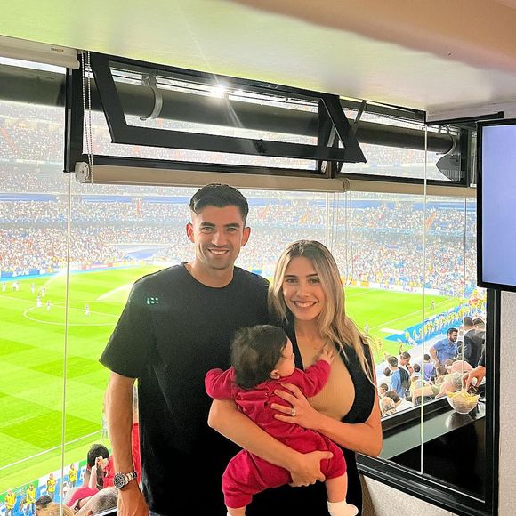 À leurs côtés on peut voir Sia, la première fille d’Enzo Zidane et sa femme, Karen

Enzo Zidane emmène sa fille Sia voir un match du Real Madrid pour la première fois.