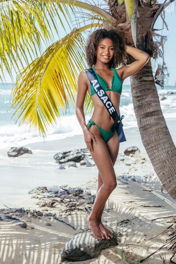 Julie Decroix, Miss Alsace 2025 en route pour Miss France 2026, prend la pose pour le traditionnel shooting en maillot de bain. © Benjamin Decoin/Sipa via Bestimage