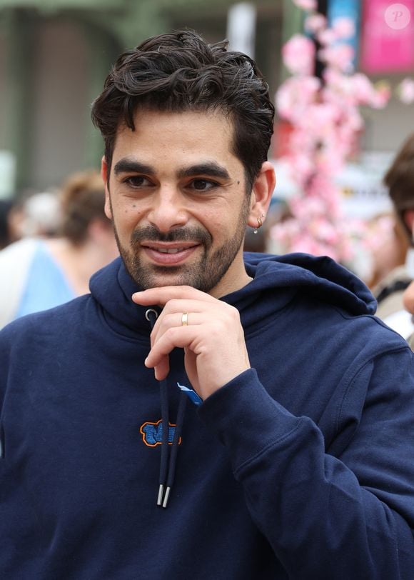 Une story aussitôt repartagée par le danseur qui demande à sa communauté "Vous voulez entendre le résultat final ?".

Christophe Licata - Festival du Livre de Paris 2025 au Grand Palais à Paris le 12 Avril 2025.

© Denis Guignebourg / Bestimage