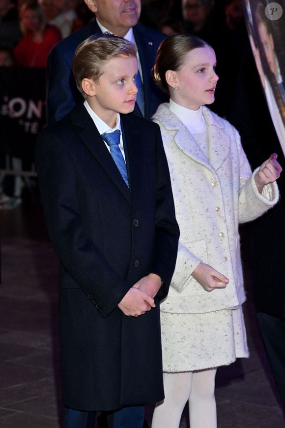 Le prince Albert II de Monaco, la princesse Charlene et leurs enfants la princesse Gabriella et le prince héréditaire Jacques lancent les illuminations de Noël en Principauté, depuis la place du Casino à Monaco, le 29 novembre 2025. La famille princière est accompagnée par Stéphane Valéri, le président délégué de la Société des Bains de Mer de Monaco, et le ministre d'Etat de la Principauté, Christophe Mirmand. © Bruno Bebert/Bestimage