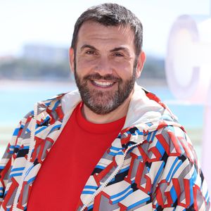 Laurent Ournac lors du photo call de ''Camping paradis'  sur la plage du Majestic lors de la 7eme saison de 'CanneSeries' à Cannes le 6 Avril 2024  - Denis Guignebourg/BestImage