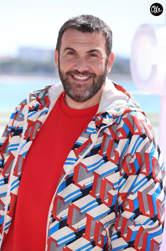 Laurent Ournac lors du photo call de ''Camping paradis'  sur la plage du Majestic lors de la 7eme saison de 'CanneSeries' à Cannes le 6 Avril 2024  - Denis Guignebourg/BestImage