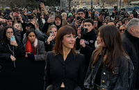 Vidéos - Sophie Marceau et sa fille Juliette Lemley - Arrivées au défilé Schiaparelli, au Petit Palais, en marge de la Fashion Week Haute Couture à Paris, France, le 26 janvier 2026.