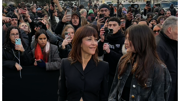 Vidéos - Sophie Marceau et sa fille Juliette Lemley - Arrivées au défilé Schiaparelli, au Petit Palais, en marge de la Fashion Week Haute Couture à Paris, France, le 26 janvier 2026.