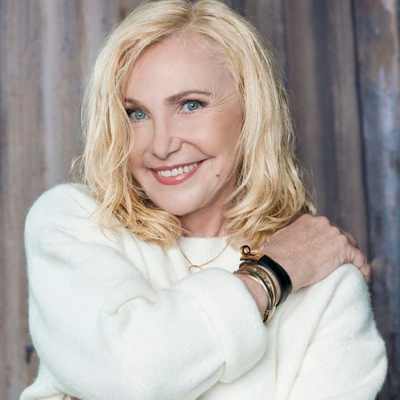 Il s'agit de la demeure dans laquelle elle a vécu jusqu'à ses 4 ans, dans le village de Cadenet, dans le Lubéron. 

Michèle Torr en séance de prises de vue chez "Elle". 
Photo par Reynaud/Zannoni/APS/ABACAPRESS.COM