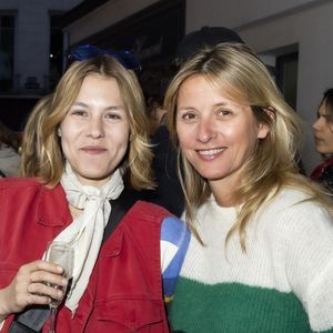 Sarah Poniatowski, la célèbre décoratrice, célèbre hautement les réussites de sa fille Yasmine. 

Exclusif - Yasmine et Sarah Lavoine - Cocktail Chez Marc'O pendant la première édition du parcours Off Vendôme
© Jack Tribeca / Bestimage