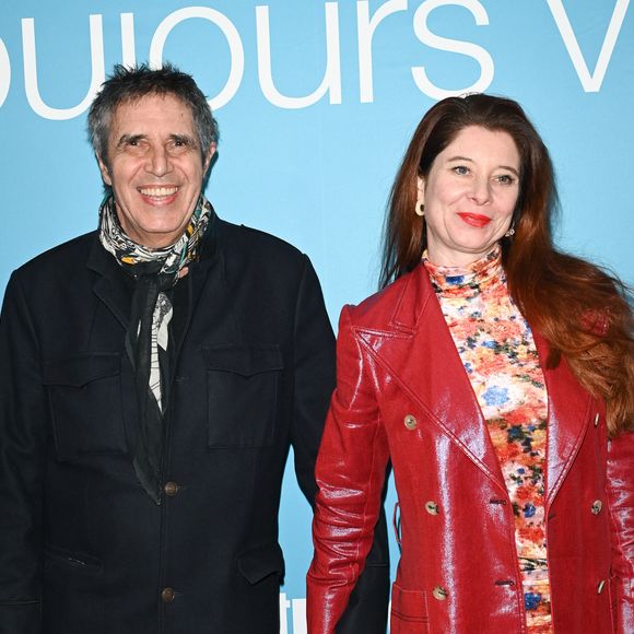 Julien Clerc et sa femme Hélène Grémillon lors de l'avant-première du film Je verrai toujours vos visages au cinéma UGC Normandie à Paris le 14 mars 2023.
© Coadic Guirec / Bestimage