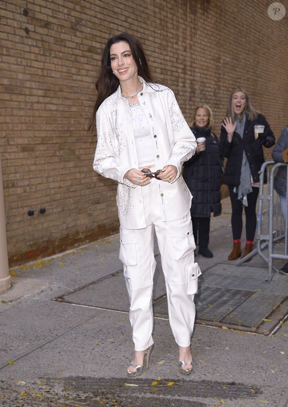 Anne Hathaway arrive aux studios de l'émission "Kelly and Mark Show" à New York, pour la promotion de son film "Eileen", le 27 novembre 2023. © The ImageDirect / Bestimage