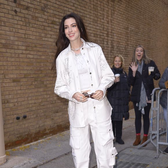 Anne Hathaway arrive aux studios de l'émission "Kelly and Mark Show" à New York, pour la promotion de son film "Eileen", le 27 novembre 2023. © The ImageDirect / Bestimage