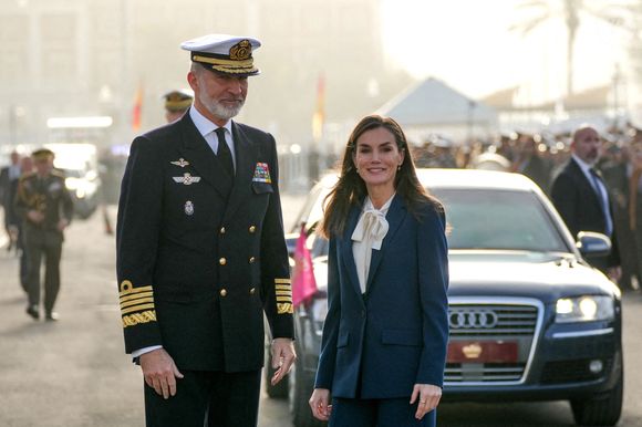 Dans une vidéo Instagram, le monarque a remercié les services d’urgence et les volontaires pour leurs efforts face à ces incendies dévastateurs. 

Le roi Felipe VI et la reine Letizia d'Espagne président les adieux du « Juan Sebastián de Elcano » avec l'Infante Leonor comme aspirante à Cadix - 11 janvier 2025
Francisco J. Olmo / Europa Press