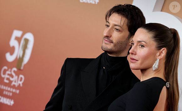 Un anniversaire qu'il devrait sans doute fêter dans un premier temps en famille, aux côtés de sa belle Natasha, et de leurs deux filles, Lola, née en 2017 et Billie, née en 2019. 

Pierre Niney et Natasha Andrews - Photocall de la 50ème édition de la cérémonie des César à l'Olympia à Paris, France, le 28 février 2025 © Dominique Jacovides - Olivier Borde / Bestimage
