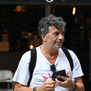 Exclusif - Stéphane Plaza lors de l'hommage à l’acteur Yannik Mazzilli (Scènes de ménages) au théâtre de la Renaissance à Paris, France, le 2 août 2024.