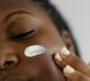 L'acide hyaluronique assure une hydratation profonde en surface.