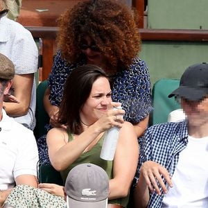 Il a notamment travaillé comme assistant de production pour Le Collectif 64, l'entreprise co-dirigée par son oncle Marc Dujardin.

Jean Dujardin, son fils Simon et sa compagne Nathalie Péchalat dans les tribunes lors de la finale homme des Internationaux de Tennis de Roland-Garros à Paris, le 11 juin 2017. © Jacovides-Moreau/Bestimage