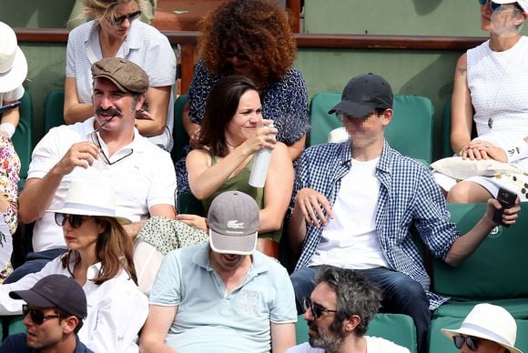 Il a notamment travaillé comme assistant de production pour Le Collectif 64, l'entreprise co-dirigée par son oncle Marc Dujardin.

Jean Dujardin, son fils Simon et sa compagne Nathalie Péchalat dans les tribunes lors de la finale homme des Internationaux de Tennis de Roland-Garros à Paris, le 11 juin 2017. © Jacovides-Moreau/Bestimage