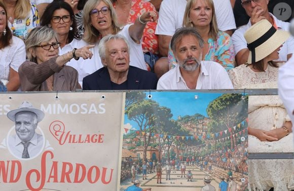 Semi-exclusif - Michel Sardou et sa femme Anne-Marie Périer, Romain Sardou et sa compagne Kym Thiriot enceinte - Michel Sardou rend hommage à son père en famille lors du premier trophée de pétanque "Fernand Sardou" à Bormes-les-Mimosas le 29 mai 2026. Le célèbre chanteur est venu en famille avec sa femme, son fils Romain avec son fils de deux ans et demi et de sa compagne enceinte de son deuxième enfant.
La première édition du Trophée Fernand Sardou est organisée du 29 au 31 mai au coeur du village de Bormes les Mimosas. Une initiative portée par Michel et son fils Romain, pour rendre hommage à leur illustre parent Fernand Sardou au travers d'un tournoi de pétanque.
En lien avec la municipalité et l'Amicale Bouliste Borméenne (ABB), un premier Trophée Fernand Sardou sera organisé avec deux grands temps forts : Le vendredi, dès 18h, un tournoi d'exhibition sera proposé et verra s'affronter 16 triplettes. Puis un concours fédéral à pétanque sera organisé le weekend et ouvert à tous les amateurs. 128 équipes seront réparties sur les sites les plus emblématiques du village, à savoir au boulodrome de la place Saint-François, mais aussi au parc Cigalou, sur le site du château et à l'ancien stade. © Franz Chavaroche/Bestimage
