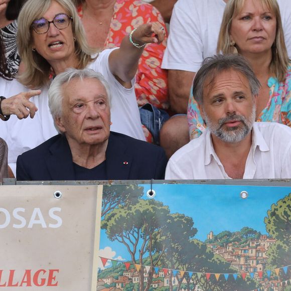 Semi-exclusif - Michel Sardou et sa femme Anne-Marie Périer, Romain Sardou et sa compagne Kym Thiriot enceinte - Michel Sardou rend hommage à son père en famille lors du premier trophée de pétanque "Fernand Sardou" à Bormes-les-Mimosas le 29 mai 2026. Le célèbre chanteur est venu en famille avec sa femme, son fils Romain avec son fils de deux ans et demi et de sa compagne enceinte de son deuxième enfant.
La première édition du Trophée Fernand Sardou est organisée du 29 au 31 mai au coeur du village de Bormes les Mimosas. Une initiative portée par Michel et son fils Romain, pour rendre hommage à leur illustre parent Fernand Sardou au travers d'un tournoi de pétanque.
En lien avec la municipalité et l'Amicale Bouliste Borméenne (ABB), un premier Trophée Fernand Sardou sera organisé avec deux grands temps forts : Le vendredi, dès 18h, un tournoi d'exhibition sera proposé et verra s'affronter 16 triplettes. Puis un concours fédéral à pétanque sera organisé le weekend et ouvert à tous les amateurs. 128 équipes seront réparties sur les sites les plus emblématiques du village, à savoir au boulodrome de la place Saint-François, mais aussi au parc Cigalou, sur le site du château et à l'ancien stade. © Franz Chavaroche/Bestimage