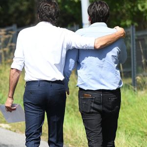 Anthony Delon et son demi-frère Alain-Fabien découvrent les hommages devant les grilles de la propriété de Douchy, quelques heures avant les obsèques de leur père, A.Delon, le 24 août 2024. @Agence / Bestimage