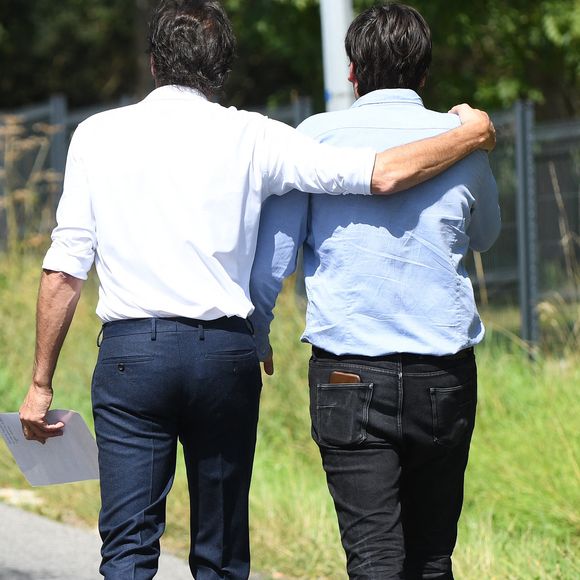 Anthony Delon et son demi-frère Alain-Fabien découvrent les hommages devant les grilles de la propriété de Douchy, quelques heures avant les obsèques de leur père, A.Delon, le 24 août 2024. @Agence / Bestimage