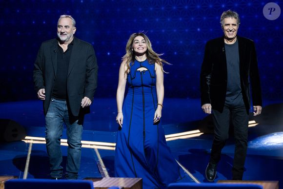 Exclusif - Antoine Dulery, Julie Zenatti, Julien Clerc lors de l'enregistrement de l'émission "La Boîte à secrets", présentée par F.Bollaert et diffusée le 2 janvier 2026 sur France 3, dans les studios du Lendit à Saint-Denis, France, le 1er décembre 2025. © Cyril Moreau/Bestimage