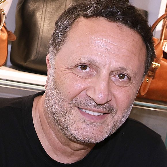 Exclusif - Arthur (Jacques Essebag) en séance de dédicaces pour la sortie de son nouveau livre "Même la nuit ne veut pas de moi (Ed. Grasset)" à la librairie Lamartine à Paris, le 27 mai 2026.
© Cédric Perrin / Bestimage