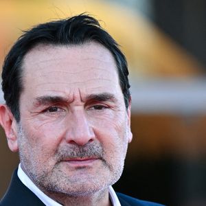 Il s’agit d’un anglicisme désignant le fait de faire défiler des images sur un écran numérique.

Gilles Lellouche lors du tapis rouge de clôture du 82ème Festival International du Film de Venise au Lido de Venise, Italie, le 06 septembre 2025. Photo by Aurore Marechal/ABACAPRESS.COM