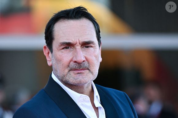 Il s’agit d’un anglicisme désignant le fait de faire défiler des images sur un écran numérique.

Gilles Lellouche lors du tapis rouge de clôture du 82ème Festival International du Film de Venise au Lido de Venise, Italie, le 06 septembre 2025. Photo by Aurore Marechal/ABACAPRESS.COM
