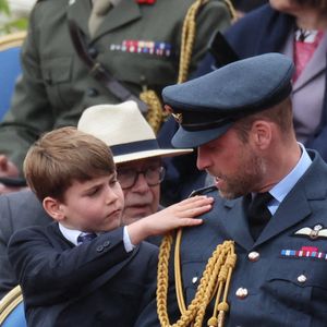 Le prince William a fait quelques confidences au sujet de ses enfants.

Le prince Louis et le prince de Galles, le prince William, avant la procession militaire pour le 80e anniversaire du jour de la Victoire en Europe, au palais de Buckingham, dans le centre de Londres, au Royaume-Uni © Lock Stephen/I-Images/ABACA