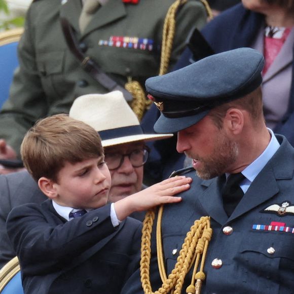 Le prince William a fait quelques confidences au sujet de ses enfants.

Le prince Louis et le prince de Galles, le prince William, avant la procession militaire pour le 80e anniversaire du jour de la Victoire en Europe, au palais de Buckingham, dans le centre de Londres, au Royaume-Uni © Lock Stephen/I-Images/ABACA