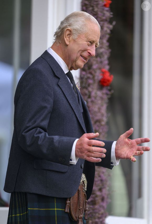 Le roi Charles III lors des jeux des Highlands du Braemar Gathering au Royaume Uni, le 6 septembre 2025. 

Photo : Cover Images via ZUMA Press / Bestimage