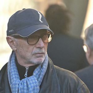 Thierry Lhermitte quittant la cérémonie des funérailles de l'acteur français Michel Blanc à l'église Saint Eustache à Paris, France, le 10 octobre 2024. Il est décédé le 4 octobre à la suite d'une crise cardiaque consécutive à un choc anaphylactique. Michel Blanc était connu pour son rôle du célibataire maladroit Jean-Claude Dusse dans le film "Les Bronzés" de 1978. Photo par Franck Castel/ABACAPRESS.COM