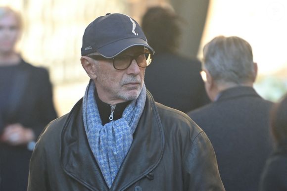 Thierry Lhermitte quittant la cérémonie des funérailles de l'acteur français Michel Blanc à l'église Saint Eustache à Paris, France, le 10 octobre 2024. Il est décédé le 4 octobre à la suite d'une crise cardiaque consécutive à un choc anaphylactique. Michel Blanc était connu pour son rôle du célibataire maladroit Jean-Claude Dusse dans le film "Les Bronzés" de 1978. Photo par Franck Castel/ABACAPRESS.COM