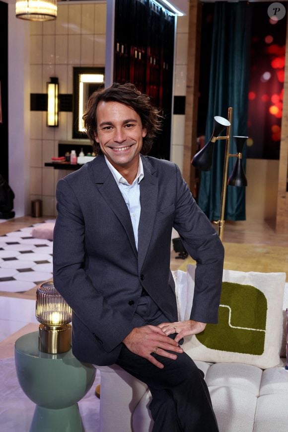 Dans ce témoignage rare et sincère, Bertrand Chameroy met en lumière un sujet encore trop souvent ignoré ou stigmatisé : la santé mentale. 

Exclusif - Rendez-vous avec Bertrand Chameroy sur le plateau de l'émission "Bertrand n'a pas sommeil", diffusée à partir du 5 janvier sur France 2 © Dominique Jacovides / Bestimage