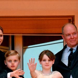 Le prince Albert II de Monaco, La princesse Charlène de Monaco, Le prince Jacques de Monaco, marquis des Baux,, La princesse Gabriella de Monaco, comtesse de Carladès lors de la célébration de la fête de la Saint Jean sur la Place du Palais princier de Monaco, le 23 juin 2025. © Bruno Bebert / Bestimage