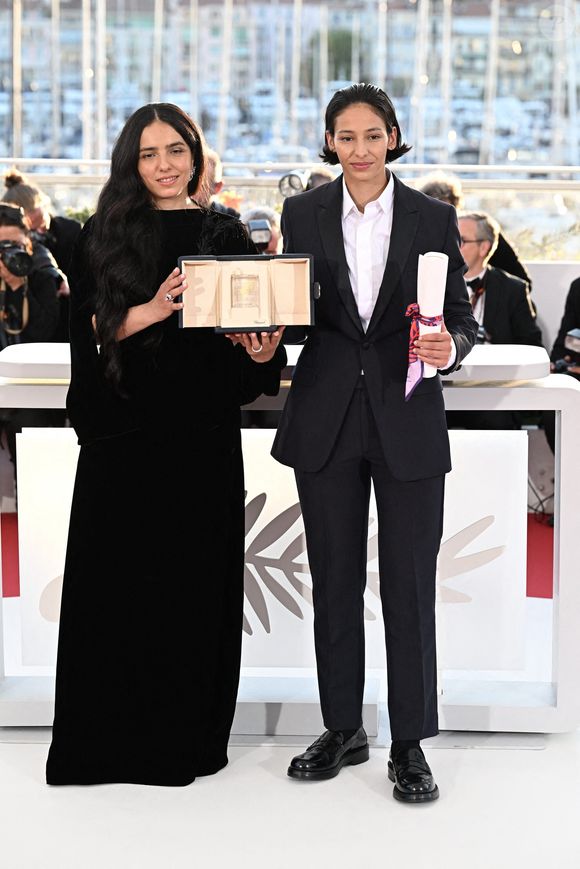 L'actrice française Nadia Melliti pose avec la réalisatrice et scénariste française Hafsia Herzi lors d'un photocall avec son trophée après avoir remporté le Prix d'interprétation féminine pour son rôle dans le film "La Petite derniere" lors de la cérémonie de clôture de la 78ème édition du Festival de Cannes à Cannes, France, le 24 mai 2025. Photo de David Niviere/ABACAPRESS.COM
