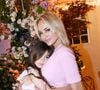 À 53 ans, Adriana Karembeu continue de mener une vie des plus actives.
Adriana Karembeu avec sa fille Nina - A l'occasion de la fête des Mères, Adriana Karembeu et Lenôtre s'associent pour créer l'entremets "Nina" au Pré Catelan à Paris.
© Rachid Bellak/Bestimage