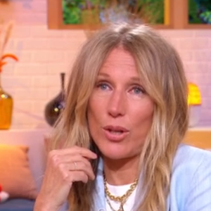 Agathe Lecaron surprise par son mari pour sa dernière dans "Les Maternelles"