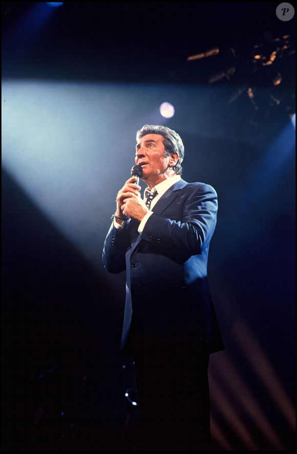 Info - 20e anniversaire du décès de Gilbert Bécaud le 18 décembre - ARCHIVES - GILBERT BECAUD EN CONCERT A L' OLYMPIA EN 1988