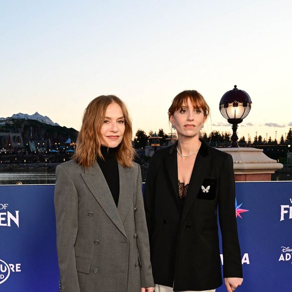 Isabelle Huppert et Lolita Chammah se sont offertes une sortie mère-fille ! 

Isabelle Huppert, Lolita Chammah - Inauguration du village de la Reine des Neiges sur le site de Disneyland Paris à Marne-la-Vallée. © Disneyland Paris via Bestimage