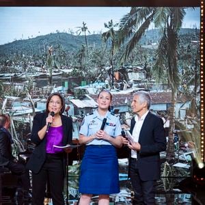 Exclusif - Karine Baste, Colonel Marie-Laure Pezant, porte-parole de la Gendarmerie Nationale, Nagui sur le plateau de l’émission “Unis pour Mayotte” diffusée en direct sur France 2, qui a permis de récolter plus de 5 millions de dons le 17 décembre 2024.
© Pierre Perusseau / Bestimage