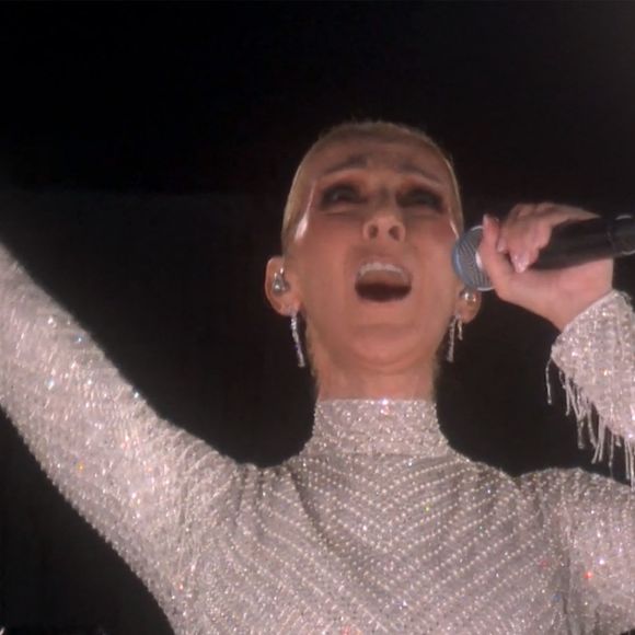 "Céline ne peut plus pousser sa voix sans mettre sa vie en danger, mais paradoxalement, c’est le chant qui la maintient en vie", a également révélé la cinéaste

Celine Dion chante depuis le premier étage de la Tour Eiffel, L’hymne à l’amour, d’Édith Piaf - Cérémonie d'ouverture des Jeux Olympiques (JO) de Paris 2024.
© Capture France TV via Bestimage